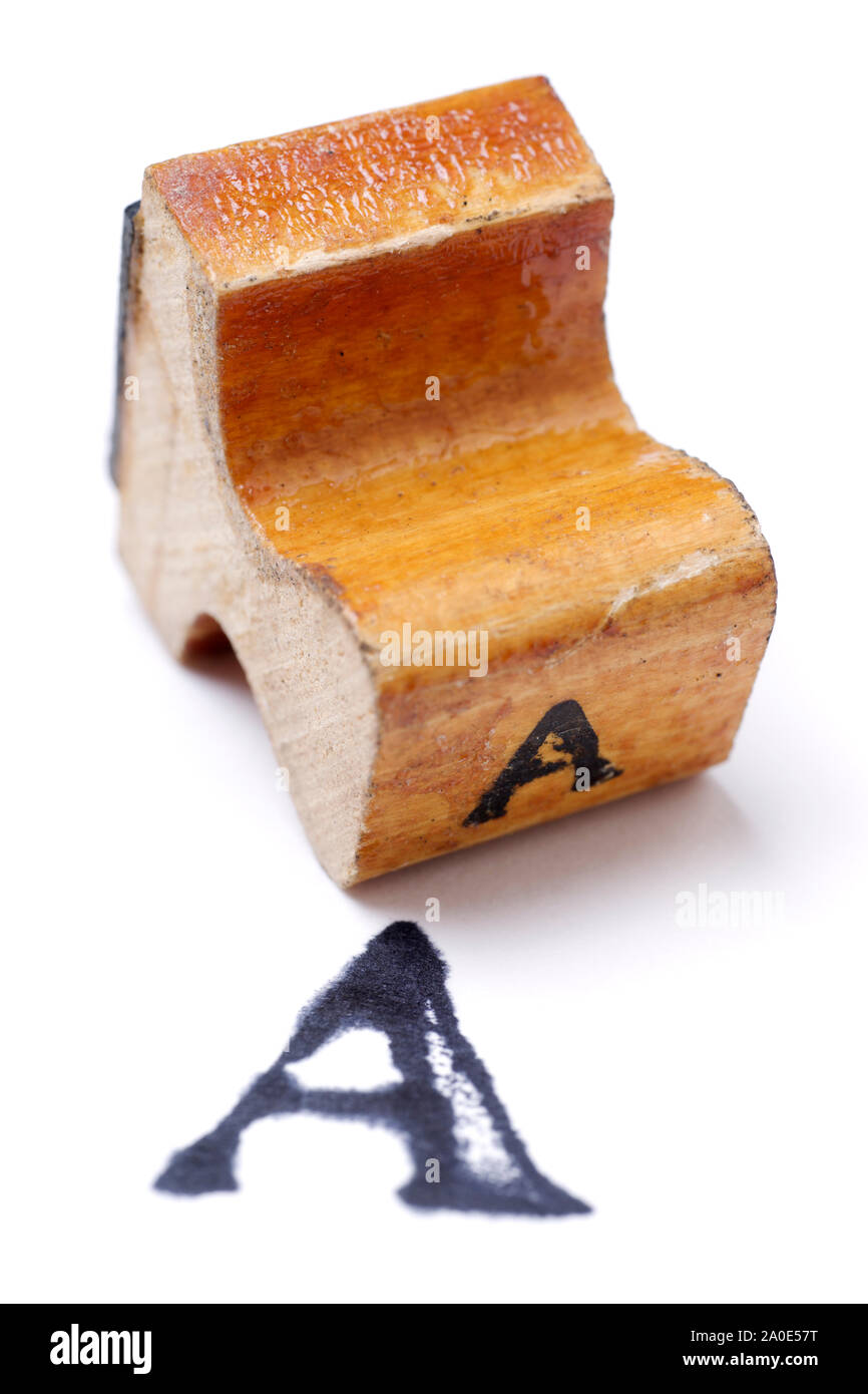 Alphabet aus Holz Stempel: Buchstaben A, isoliert auf weißem Stockfoto