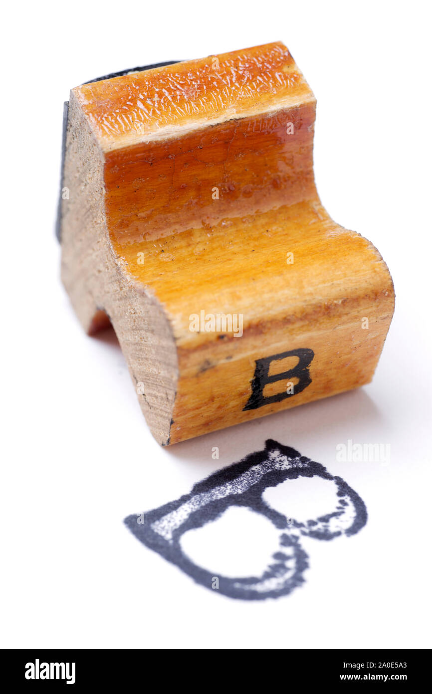 Alphabet aus Holz Stempel: Buchstabe B, isoliert auf weißem Stockfoto