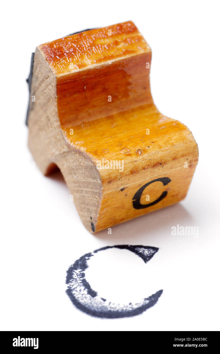 Alphabet aus Holz Stempel: Buchstabe C, isoliert auf weißem Stockfoto