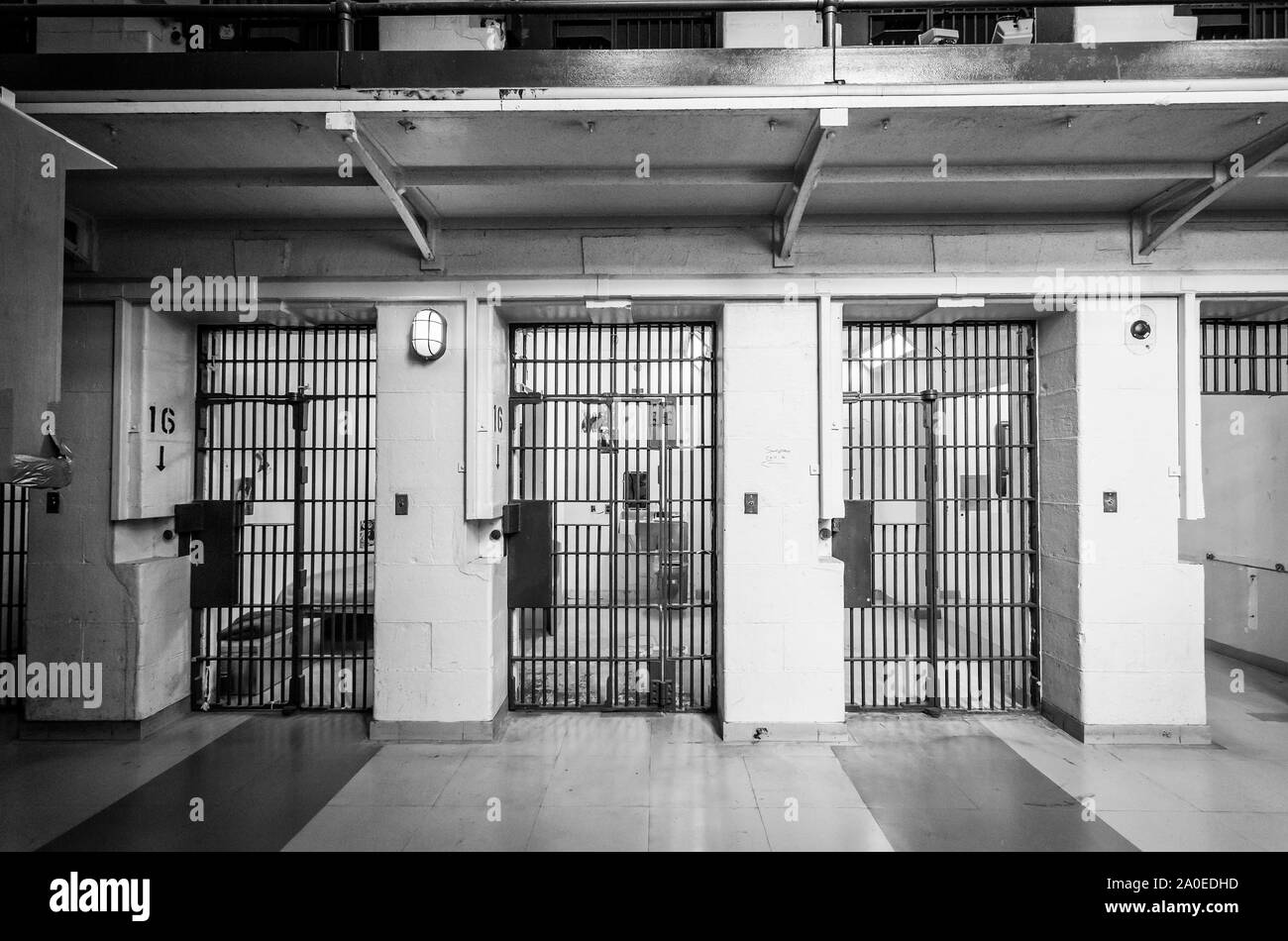 Reihe der Gefängniszelle Türen Kingston Justizvollzugsanstalt einen ehemaligen Hochsicherheitsgefängnis, Juni 1835 geöffnet und geschlossen September 2013 jetzt offen für Jailhouse T Stockfoto
