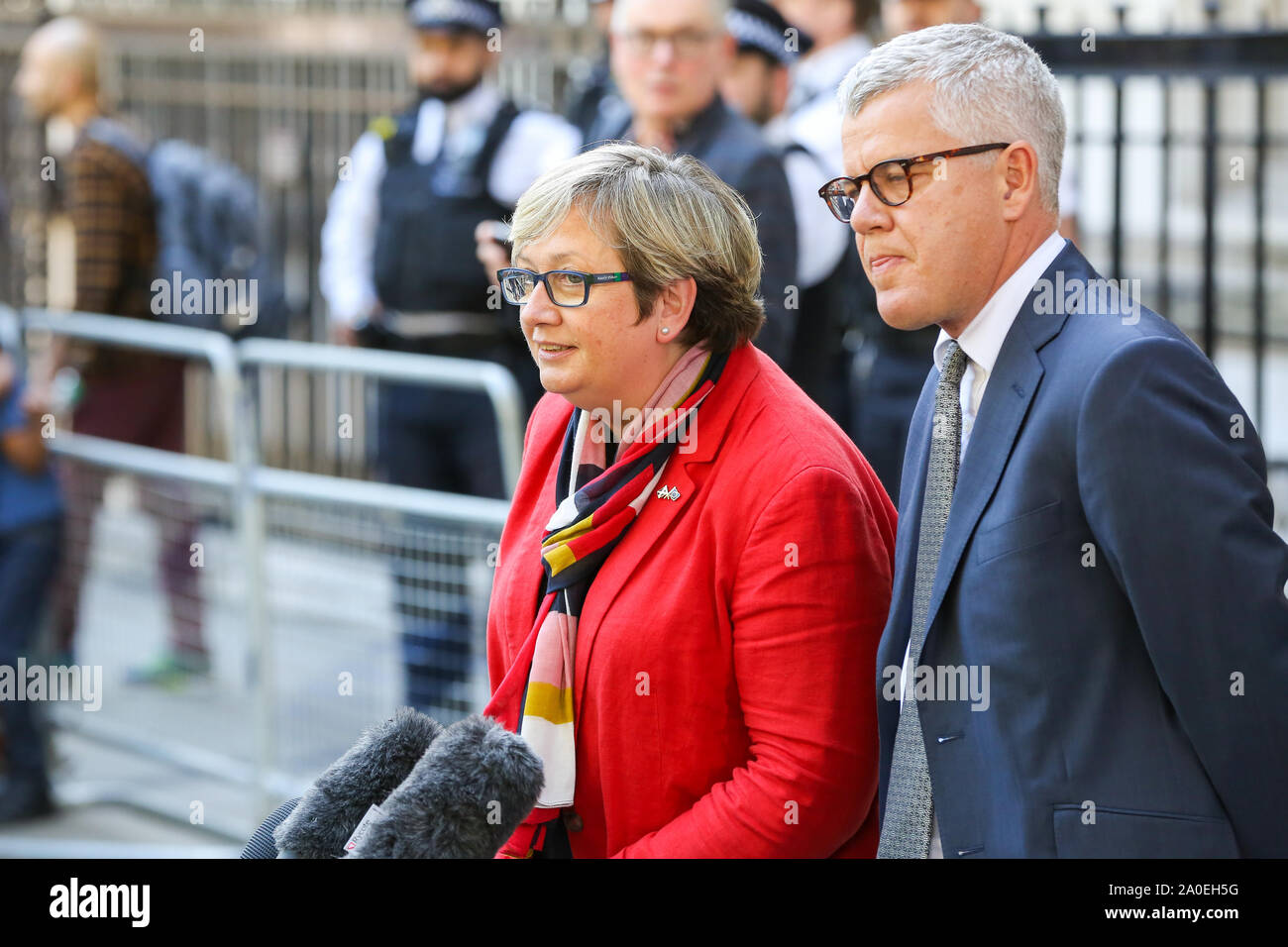 London, Großbritannien. 19 Sep, 2019. Joanna Cherry QC MP-SNP MP für Edinburgh South West und Jolyon Maugham QC-Anwalt und anti-Brexit Mitkämpfer, eine Erklärung an die Medien außerhalb des Vereinigten Königreichs Supreme Court in London am letzten Tag des dreitägigen Berufungsverfahren über die Behauptung, der britische Premierminister, Boris Johnson unrechtmäßig in der Beratung die Königin Parlament für fünf Wochen zu vertagen, um die Abgeordneten von der Debatte über die Brexit Krise zu verhindern. Credit: SOPA Images Limited/Alamy leben Nachrichten Stockfoto