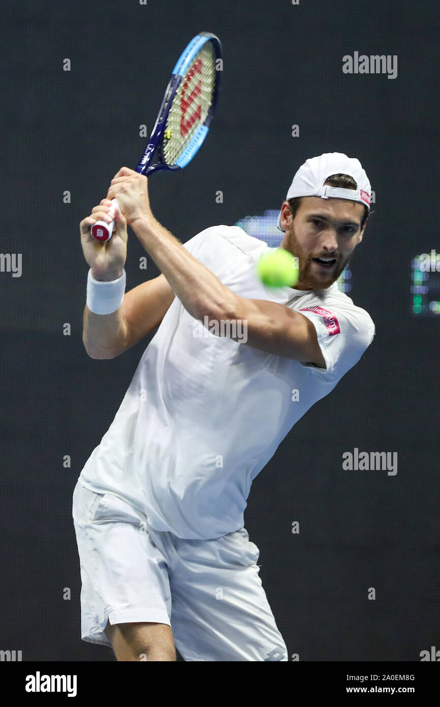 St. Petersburg, Russland. 19 Sep, 2019. João Sousa Portugal liefert die Kugel zu Karen Khachanov in Russland während ihrer Runden von 16 St. Petersburg Open ATP Tennis Turnier in St. Petersburg, Russland, Sept. 19, 2019. João Sousa gewann 2-0. Credit: Irina Motina/Xinhua/Alamy leben Nachrichten Stockfoto