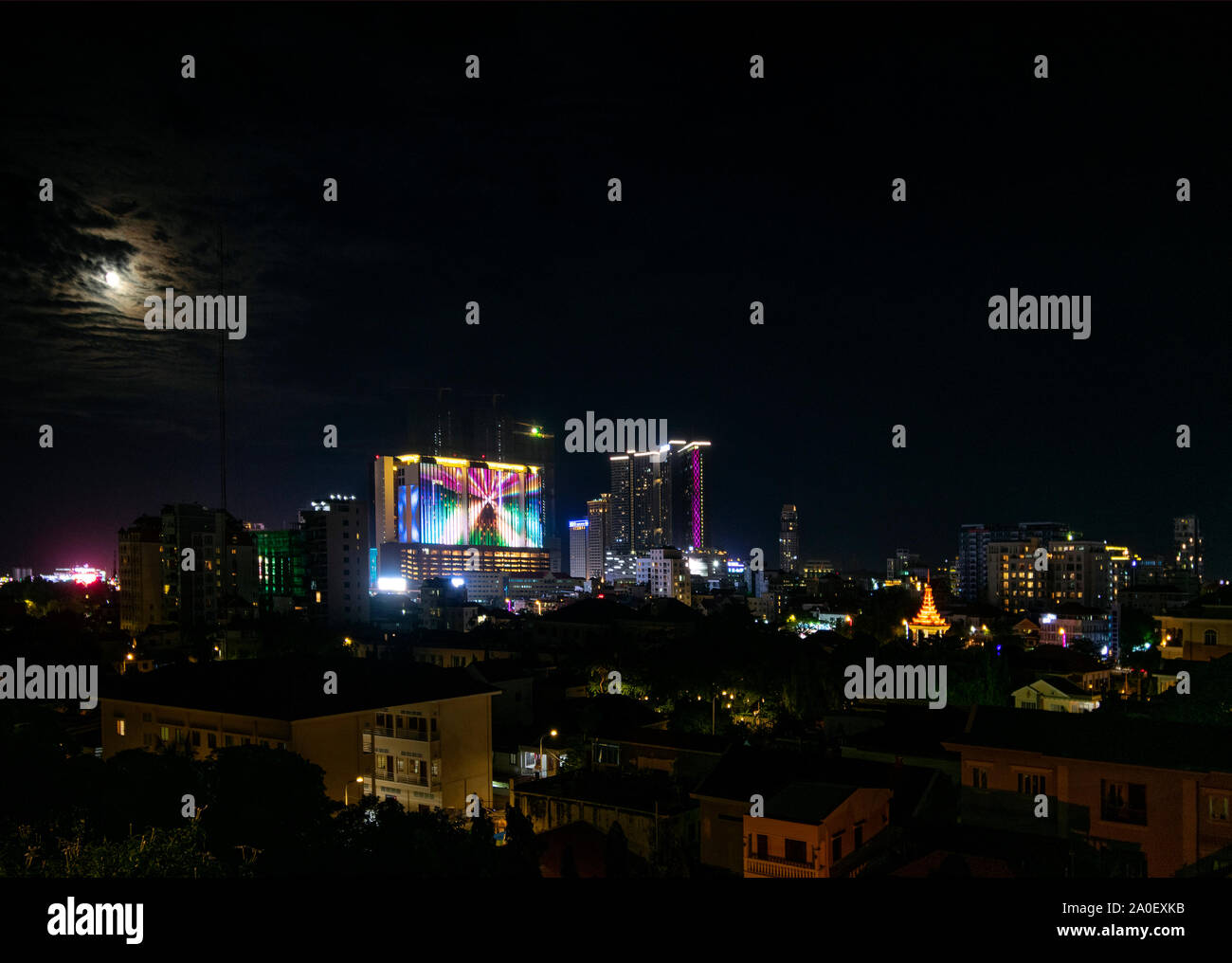 Downtown central Phnom Penh City Night View in Kambodscha mit Naga World Casino komplex und Koh Pich Diamond Island skyline Stockfoto