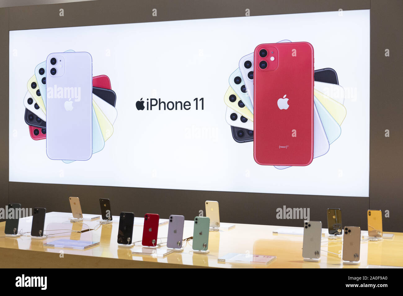 Tokio, Japan. 20 Sep, 2019. Muster des neuen iPhone 11 auf Anzeige an SoftBank Store in Ginza. Das neue iPhone 11 Kosten JPY 89,280 für das Modell mit 64 GB, iPhone 11 Pro JPY 127.200 für das Modell mit 64 GB, iPhone 11 Pro Max JPY 142,560 für das 64 GB Modell und Apple Watch Serie 5 Kosten von JPY 58,320. Credit: Rodrigo Reyes Marin/ZUMA Draht/Alamy leben Nachrichten Stockfoto