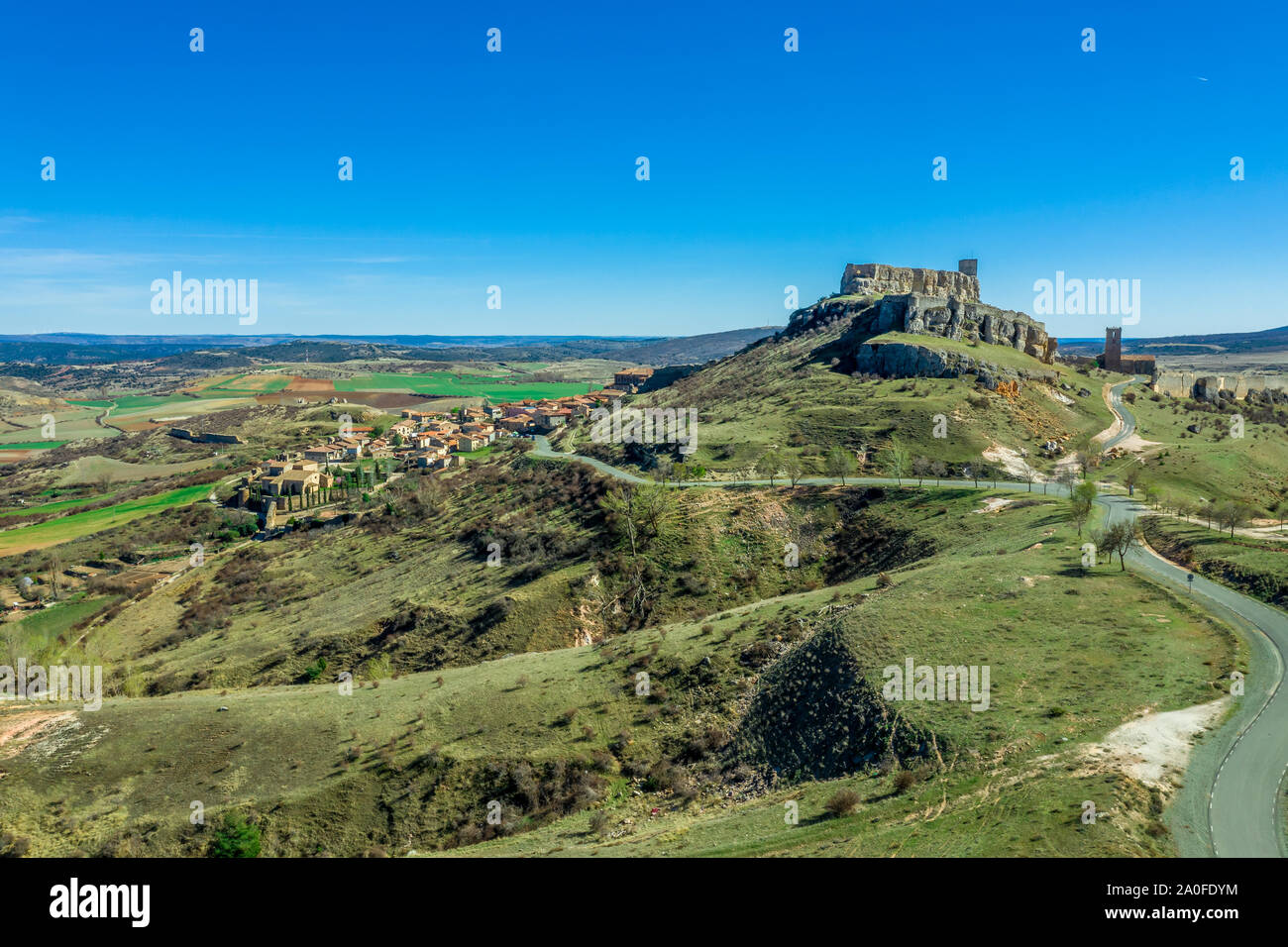 Luftaufnahme von Atienza mittelalterliche Stadt und Schloss in Spanien mit blauem Himmel Stockfoto