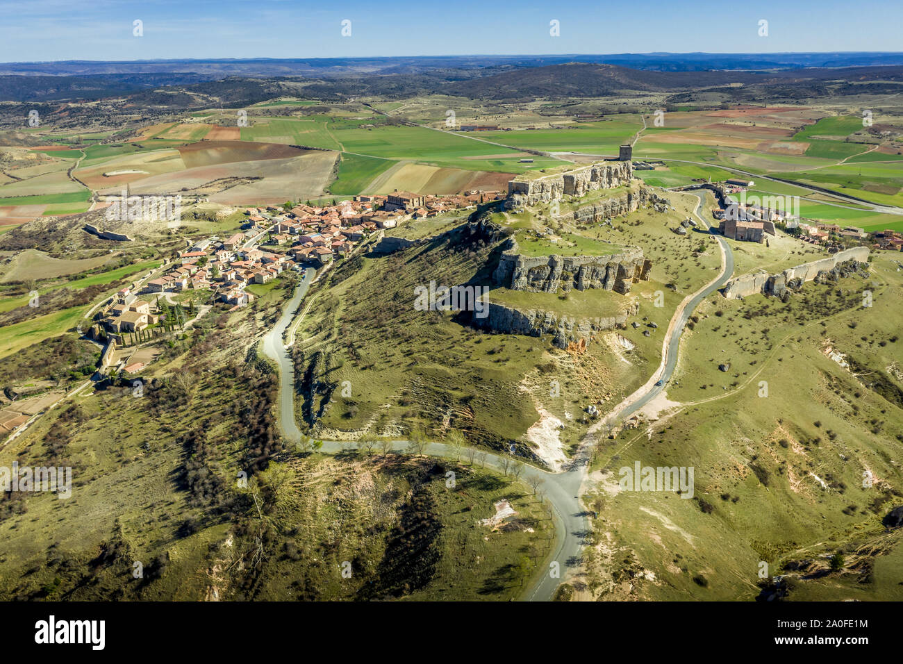 Luftaufnahme von Atienza mittelalterliche Stadt und Schloss in Spanien mit blauem Himmel Stockfoto