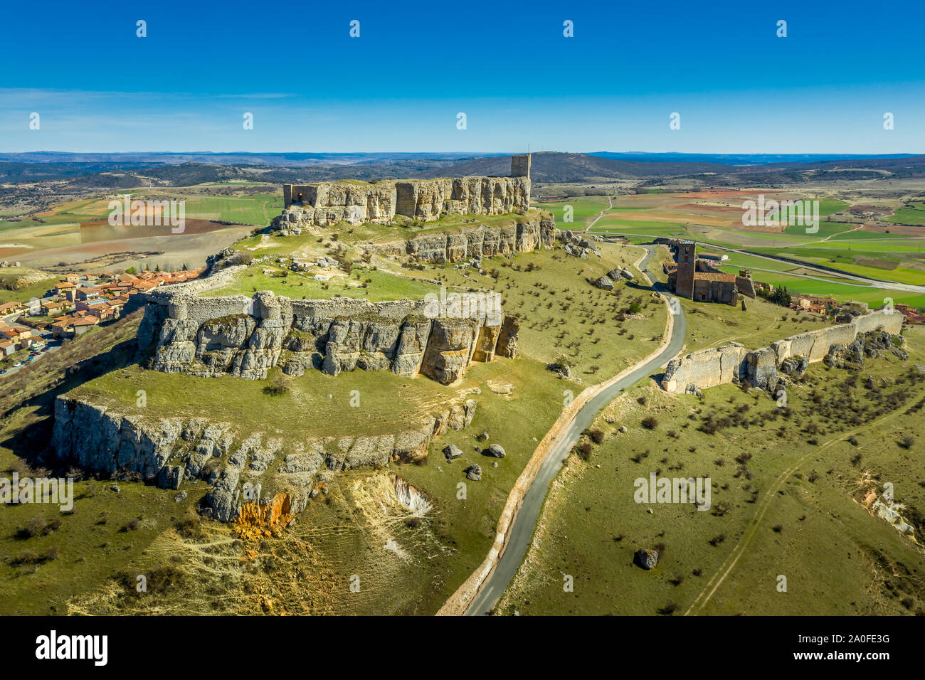 Luftaufnahme von Atienza mittelalterliche Stadt und Schloss in Spanien mit blauem Himmel Stockfoto