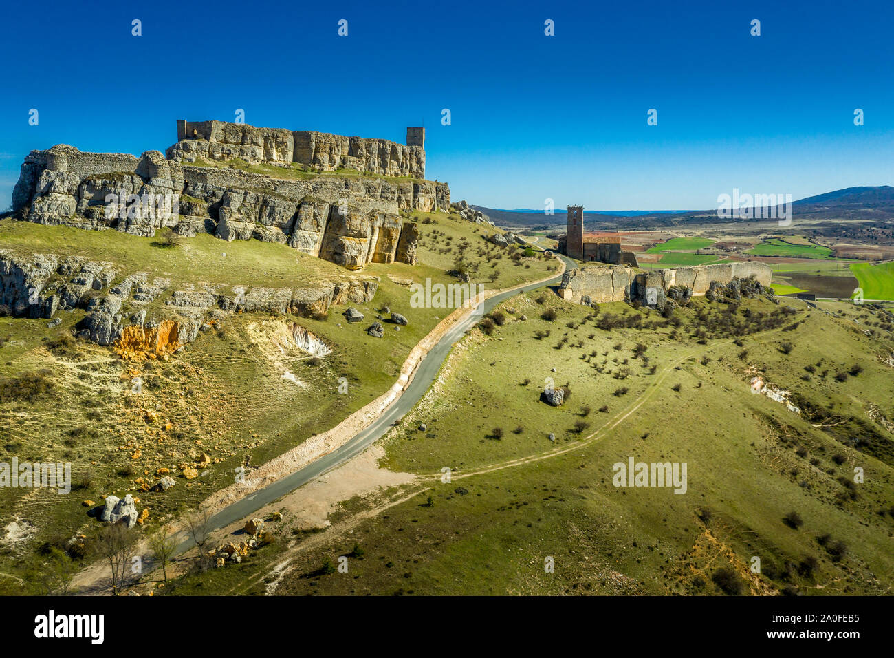 Luftaufnahme von Atienza mittelalterliche Stadt und Schloss in Spanien mit blauem Himmel Stockfoto