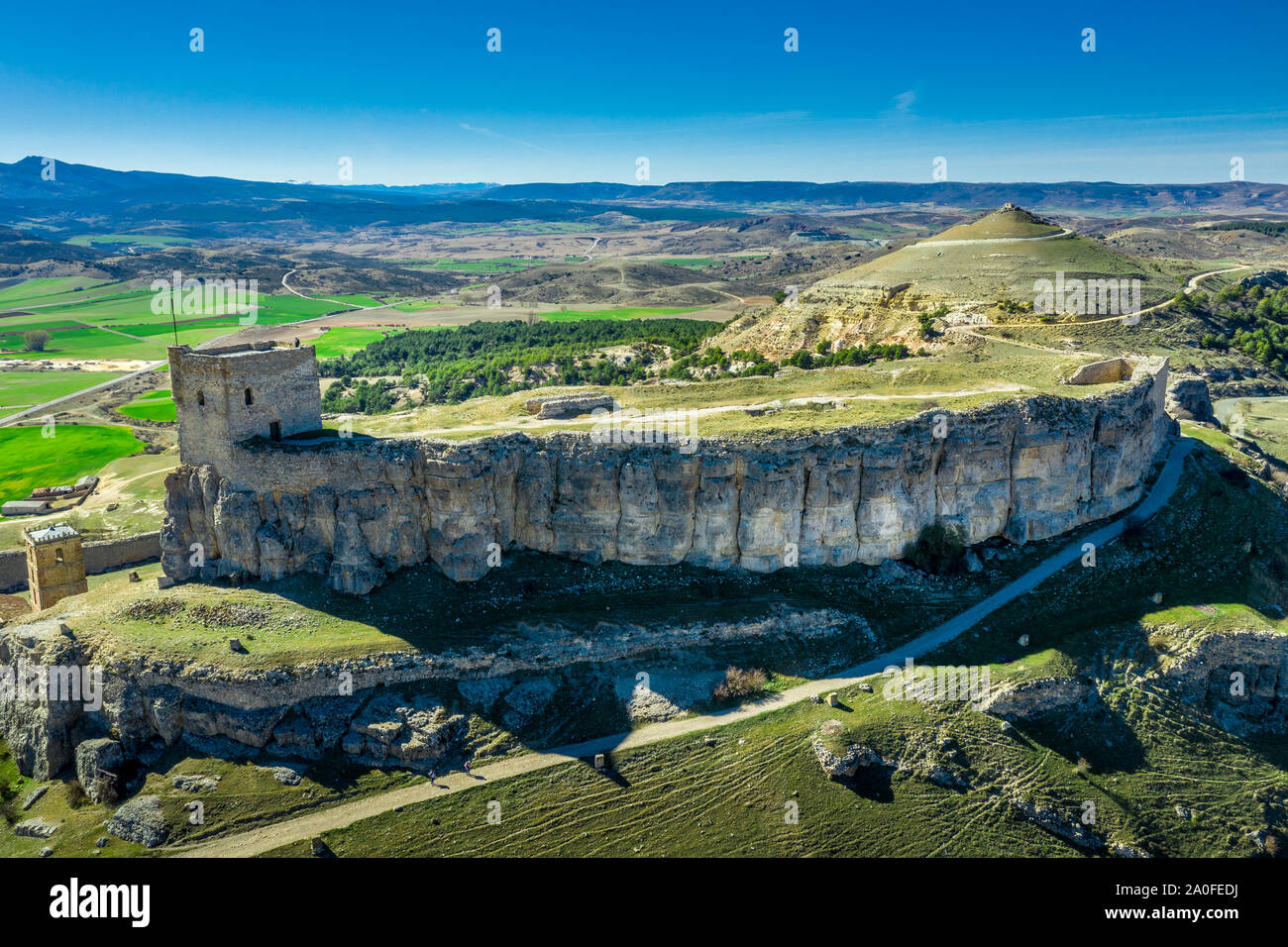Luftaufnahme von Atienza mittelalterliche Stadt und Schloss in Spanien mit blauem Himmel Stockfoto