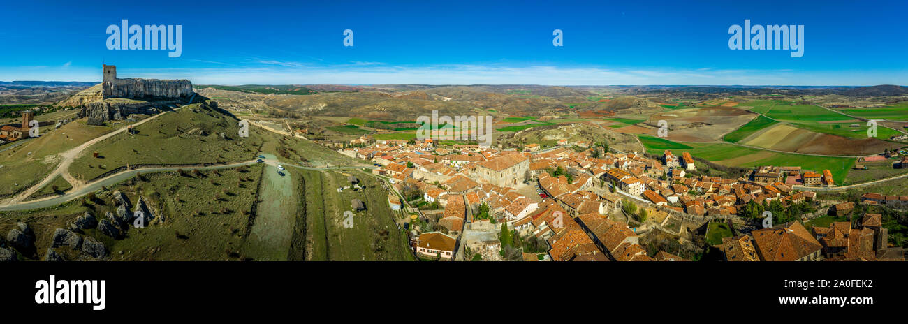 Luftaufnahme von Atienza mittelalterliche Stadt und Schloss in Spanien mit blauem Himmel Stockfoto