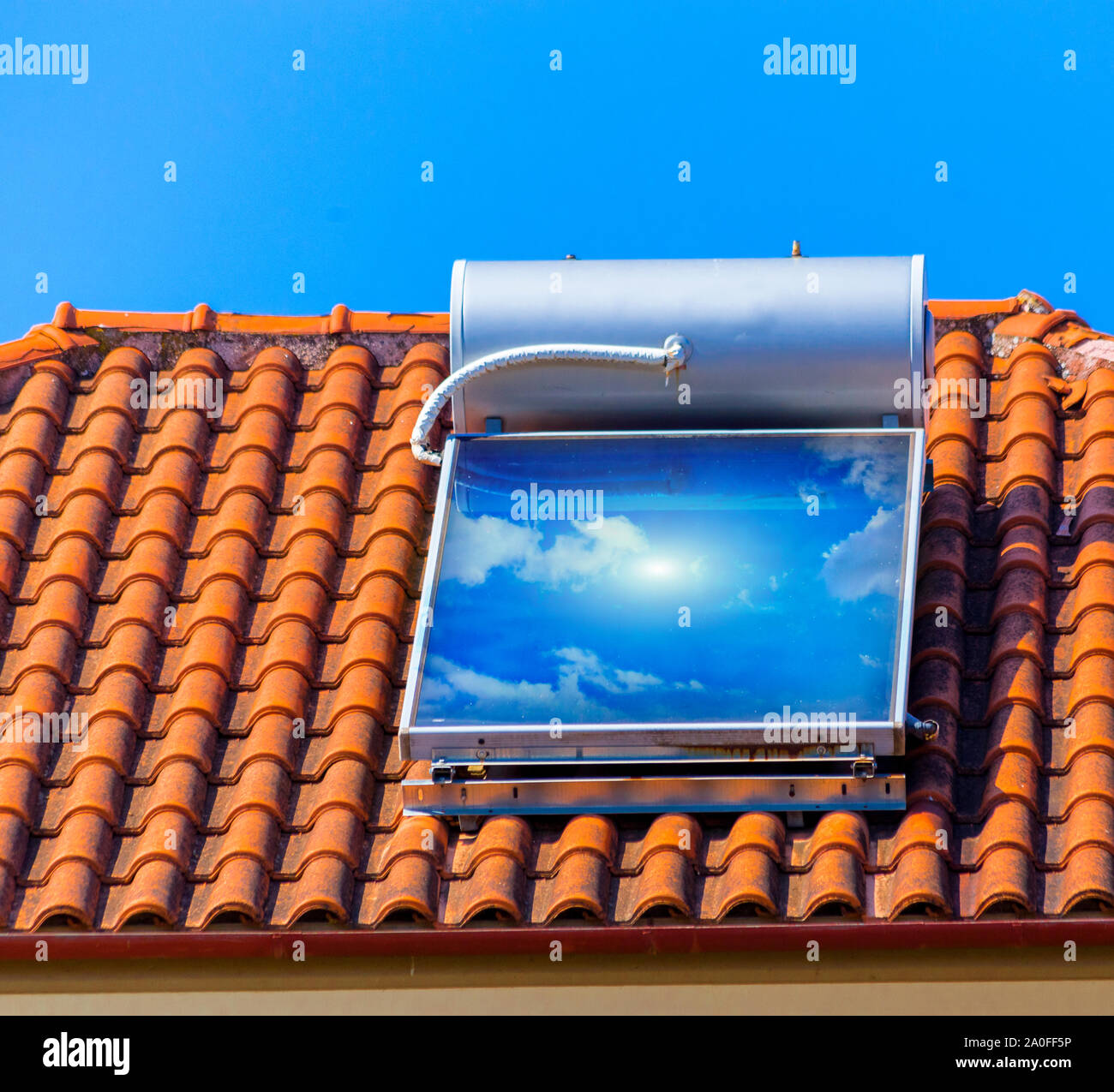 Solar Heizung auf dem Dach eines Hauses blau Solar Energy Stockfoto