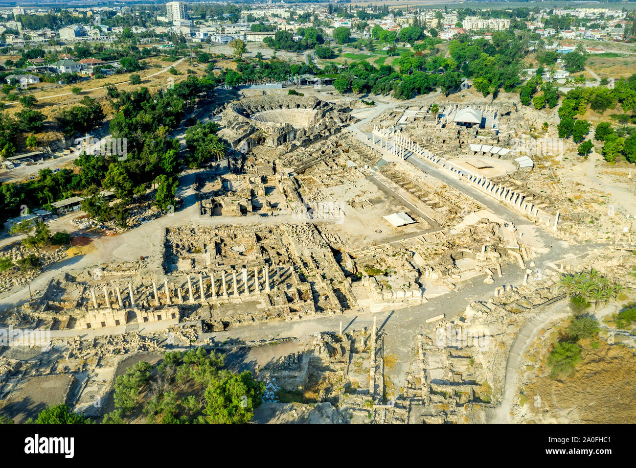 Antenne Panorama von Beit Shean mit ruinierten Römischen Theater und befestigten Hügel Tel. Stockfoto