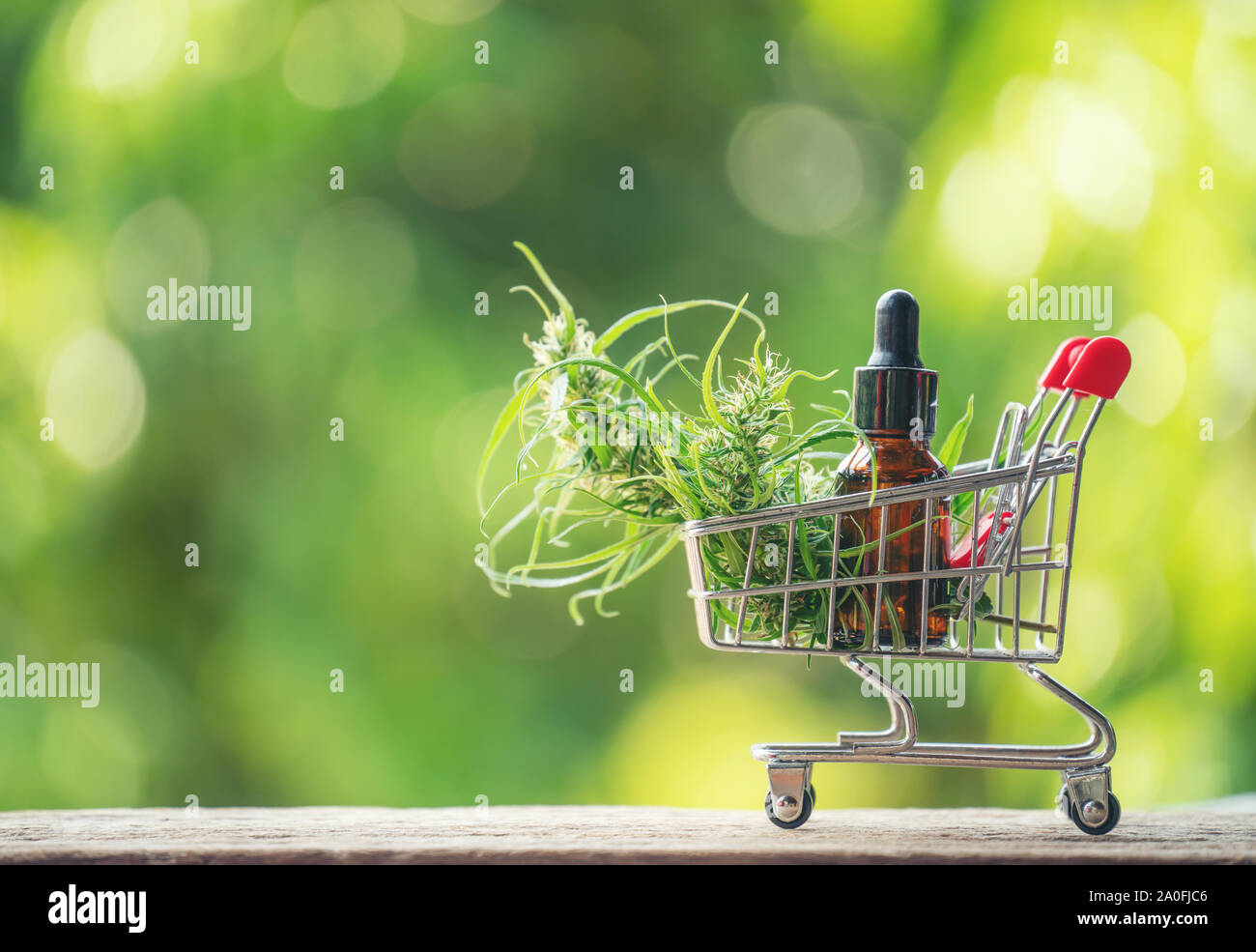 Cannabis mit Cannabidiol (CBD) in einem Warenkorb extrahieren Stockfoto
