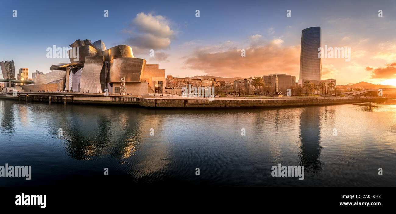 Bei Sonnenuntergang am Wasser Bilbao Baskenland Spanien Stockfoto