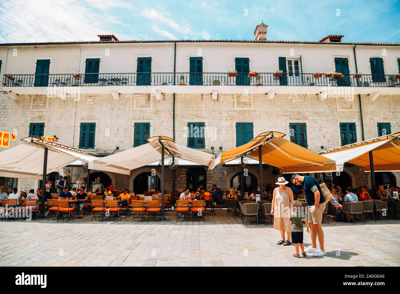 Kotor, Montenegro - 15. Juli 2019: Old Town Square Restaurant Terrasse Stockfoto