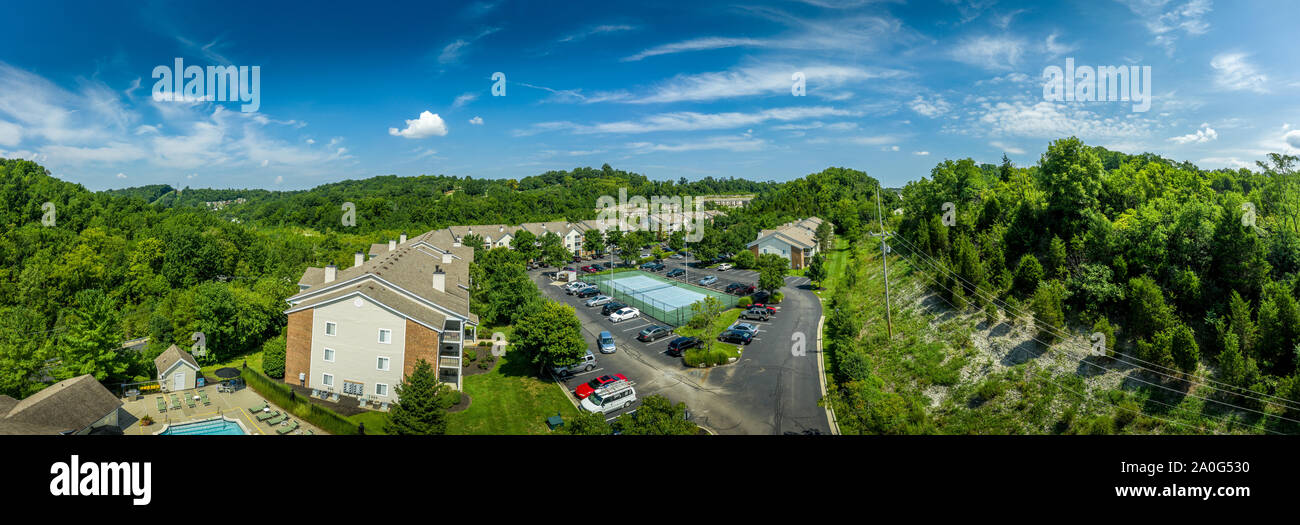 Apartment Komplex mit Tennisplatz und Pool in Kentucky Stockfoto