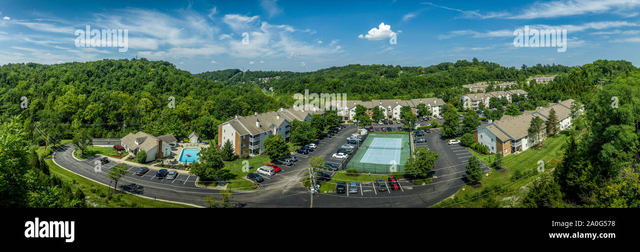 Apartment Komplex mit Tennisplatz und Pool in Kentucky Stockfoto