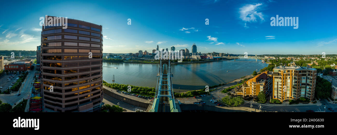 Panoramablick von Cincinnati Downtown mit dem historischen Roebling Hängebrücke über den Ohio River Stockfoto