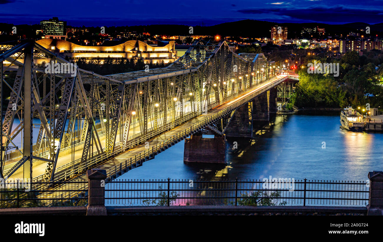Die Interprovinziellen Alexandria Brücke, Ottawa, Ontario mit Gatineau, Quebec in Kanada ist mit Streifen leuchtet vor der Kreuzung Autos gesehen. Stockfoto