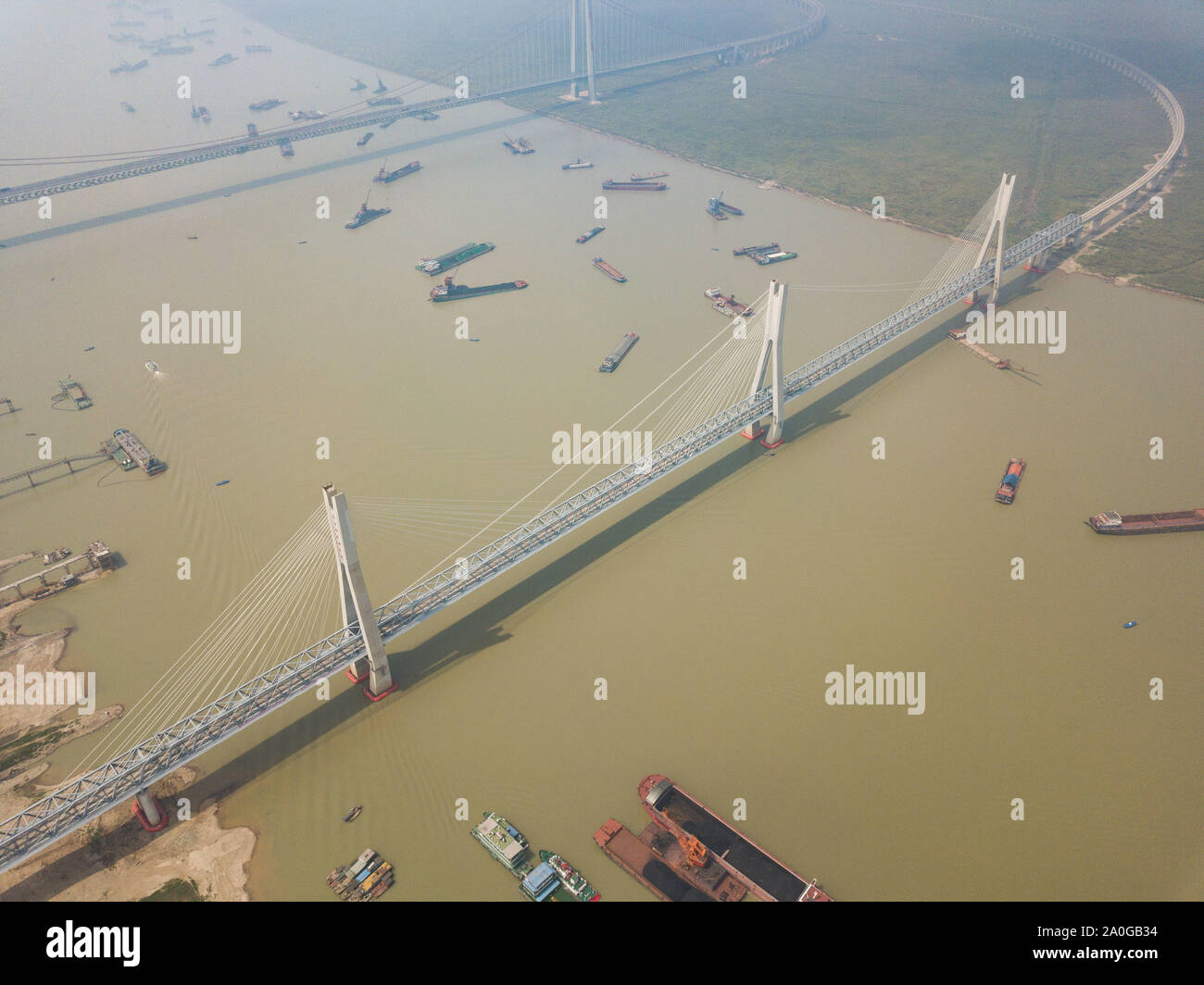 Changsha. 19 Sep, 2019. Luftaufnahme auf Sept. 19, 2019 zeigt eine neue Brücke über Dongting See auf dem haoji Railway (ursprünglich genannt Menghua Eisenbahn) Linie in der zentralen Provinz Hunan in China. Mit einer jährlichen Kapazität von 200 Millionen Tonnen, die 1.837 km lange Eisenbahnverbindung zwischen der North China Autonome Region Innere Mongolei und der ostchinesischen Provinz Jiangxi ist bald die längste schwer bepackt Eisenbahn in China Wenn im Oktober abgeschlossen. Credit: Chen Sihan/Xinhua/Alamy leben Nachrichten Stockfoto