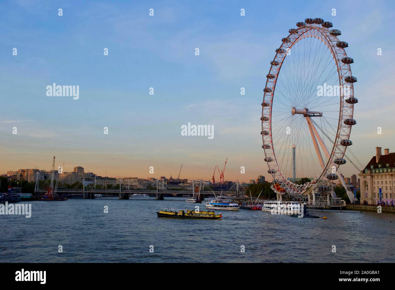 London Eye & Hungerford & Golden Jubilee Bridges, South Bank, Lambeth, London. Stockfoto