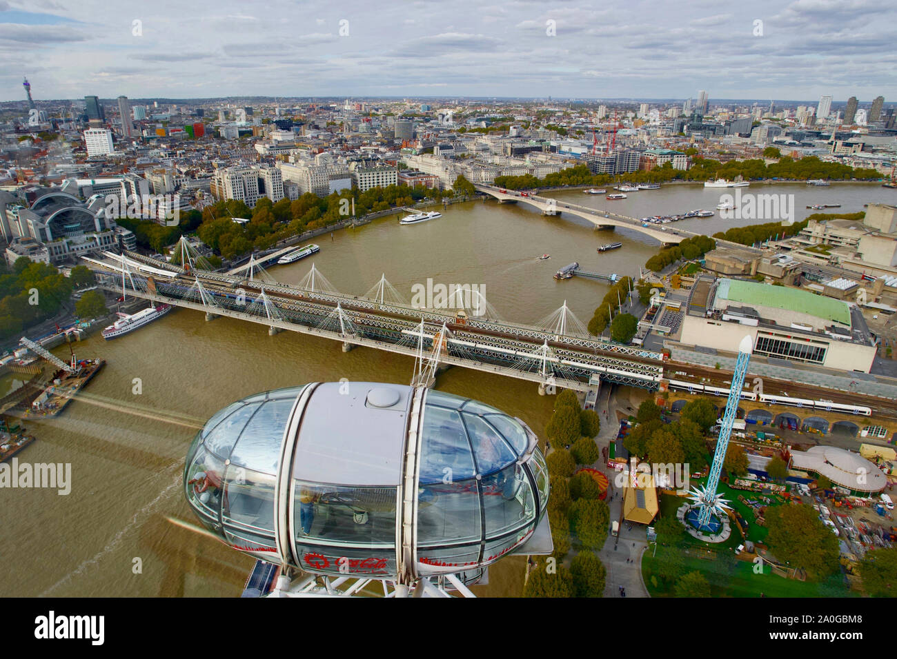London Eye & Hungerford & Golden Jubilee Bridges, South Bank, Lambeth, London. Stockfoto