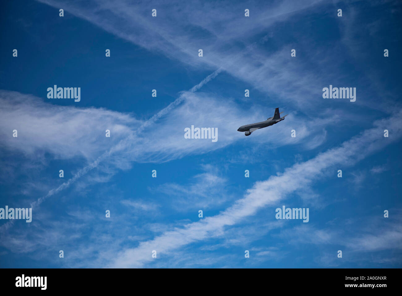 Einer KC-135 Stratotanker aus Die 121 Luftbetankung Flügel, Columbus, Ohio, trifft als Flieger und ihre Familien beteiligen sich an einer Vielzahl von Aktivitäten als Teil eines 'Family Day' Event, Sept. 14, 2019, an der 179th Airlift Wing, Mansfield, Ohio. Die 179Th Airlift Wing Flieger und Familie Readiness Programme Gastgeber der Veranstaltung mit Unterstützung von mehreren Organisationen. (U.S. Air National Guard Foto von Tech. Sgt. Joe Harwood) Stockfoto