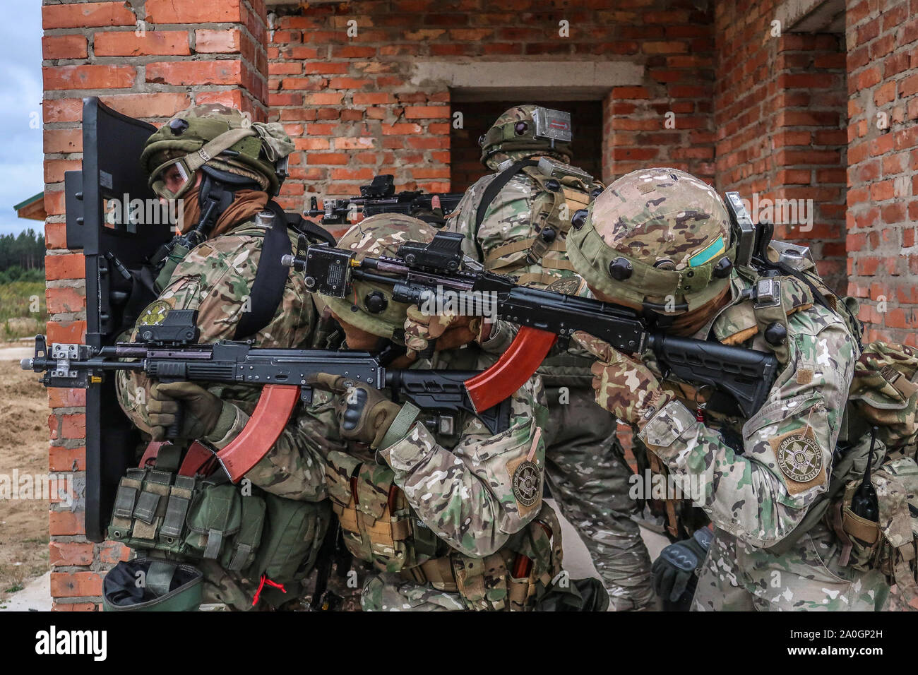 Die Mitarbeiter der Abteilung für staatlichen Schutz der Ukraine zugeordnet vorbereiten, eine Geisel während einer Antiterrorism raid-Probe als Teil der Schnellen Trident2019 in Combat Training Center-Yavoriv, Sept. 18, 2019 durchgeführt zu retten Stockfoto