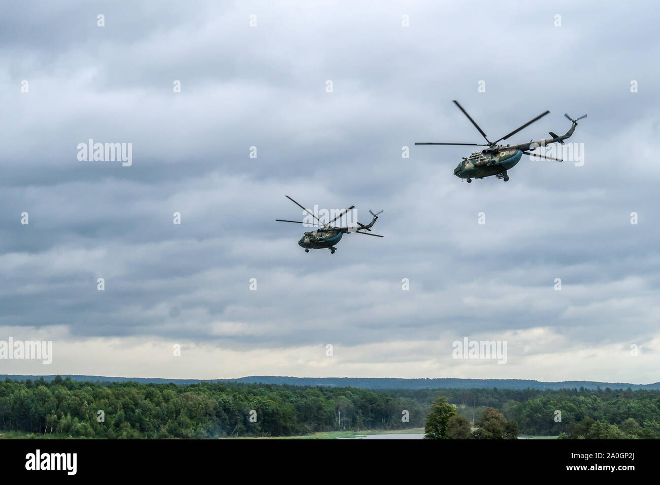 Zwei Hubschrauber Mi-8 feuerfeste Unterstützung während der nassen Spalt Kreuzung Probe als Teil der Schnellen Trident2019 in Combat Training Center-Yavoriv, Sept. 18, 2019 durchgeführt ist der 10 Mountain Assault Brigade. Stockfoto