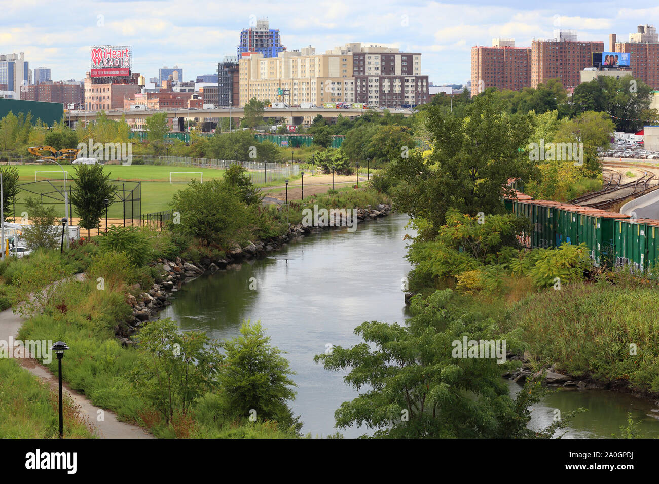 Die Bronx zwischen Randall's Island (links) und die Bronx (rechts) Mit der South Bronx/Mott Haven Skyline im Hintergrund Töten Stockfoto