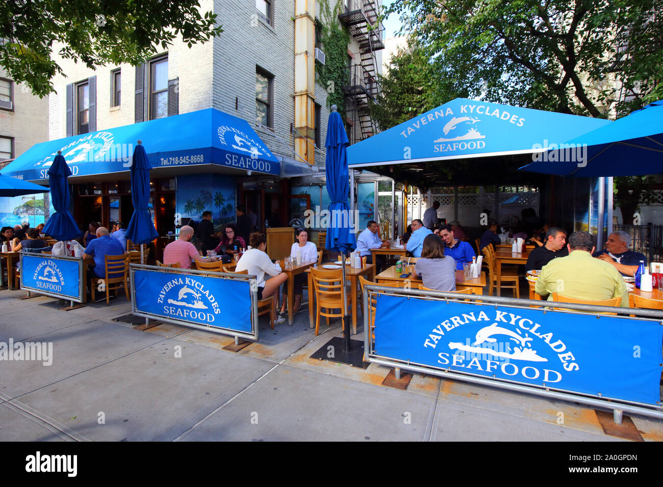 Taverna Kyklades, 33-07 Ditmars Boulevard, Queens, New York. Griechisches Fischrestaurant und Straßencafé im Astoria-Viertel Stockfoto