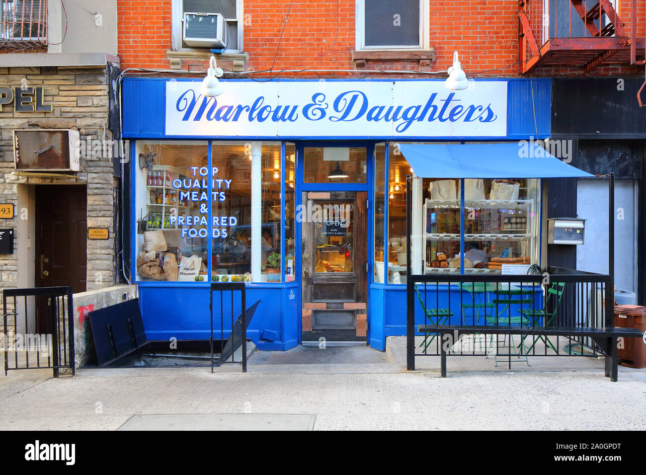 Marlow & Daughters, 95 Broadway, Brooklyn, New York. NYC-Schaufensterfoto eines Gourmet-Marktes und eines ganzen Tierschlachters in der Nachbarschaft von Williamsburg Stockfoto