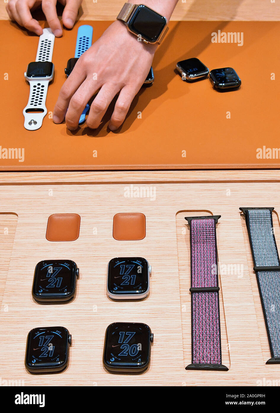 Neue Apple Watch Serie 5 sind beim Start Tag bei Apple Marunouchi store am Freitag, September 20, 2019. Foto von keizo Mori/UPI Stockfoto