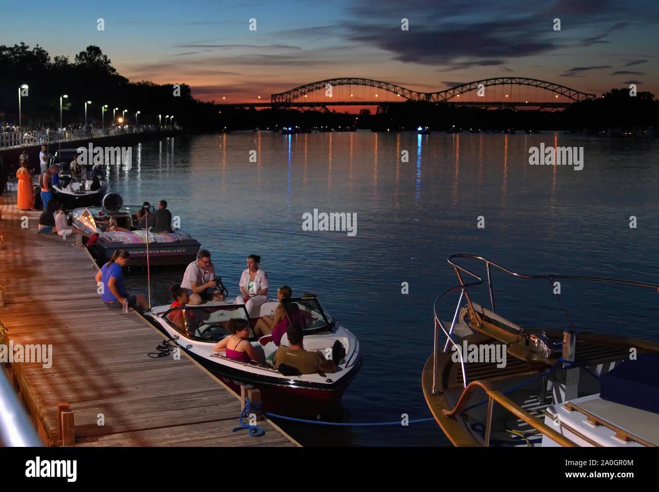 Middletown, CT USA. Apr 2014. Menschen Boote und auf der Promenade warten auf den großen Tag der Unabhängigkeit Feuerwerk Feier, die von der Connecticut River. Stockfoto