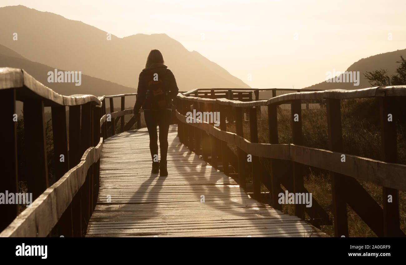 Eine Frau, die ihren Weg in die Berge zu finden. In Bahía Lapataia Bucht. Stockfoto