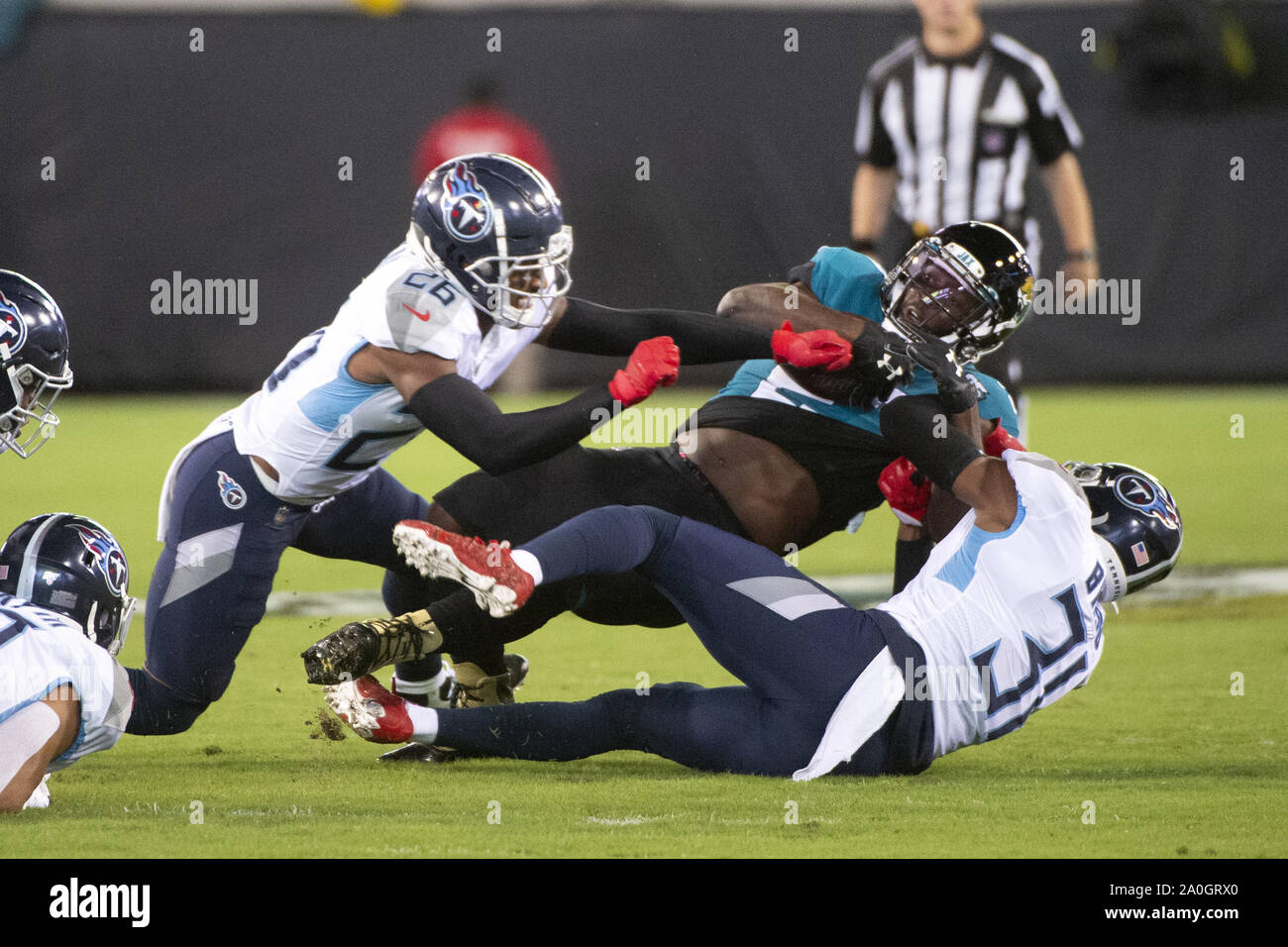 Jaguare Leonard Fournette läuft als die Tennessee Titans nehmen auf den Jacksonville Jaguars an der TIAA Bank Feld in Jacksonville, Florida am Donnerstag, 19. September 2019. Jacksonville besiegten die Titans 20-7. . Foto von Joe Marino/UPI Stockfoto