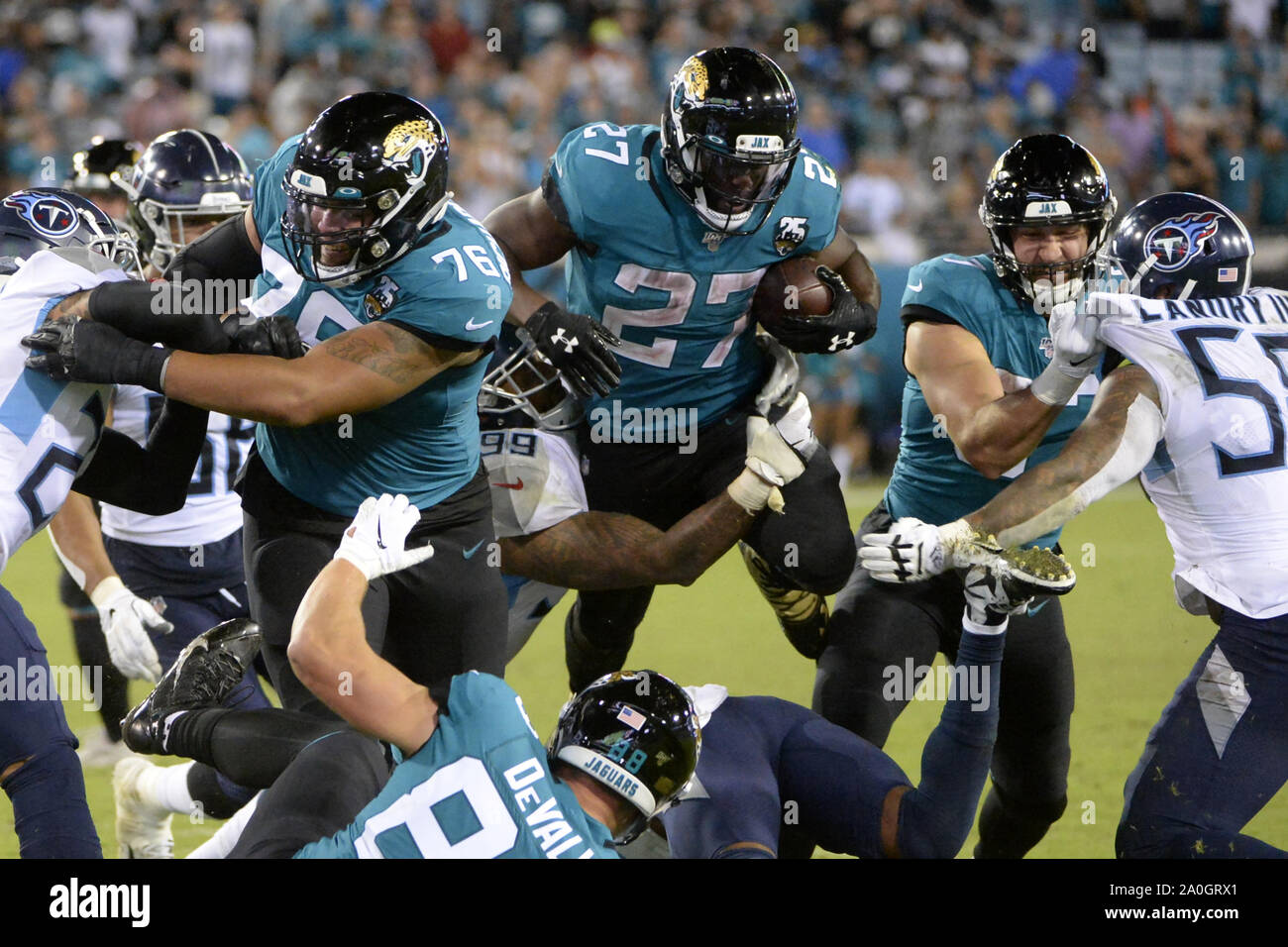 Jaguare Leonard Fournette läuft als die Tennessee Titans nehmen auf den Jacksonville Jaguars an der TIAA Bank Feld in Jacksonville, Florida am Donnerstag, 19. September 2019. Jacksonville besiegte Tennessee 20-7. Foto von Joe Marino/UPI Stockfoto