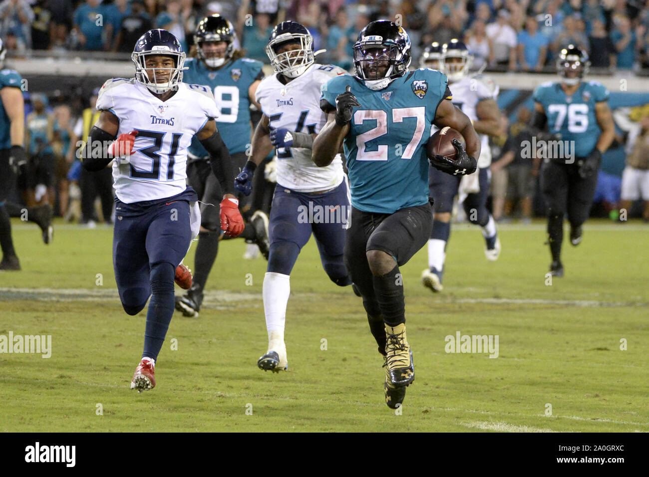 Jaguare Leonard Fournette läuft als die Tennessee Titans nehmen auf den Jacksonville Jaguars an der TIAA Bank Feld in Jacksonville, Florida am Donnerstag, 19. September 2019. Die Jaguare besiegte Tennessee 20-7.. Foto von Joe Marino/UPI Stockfoto