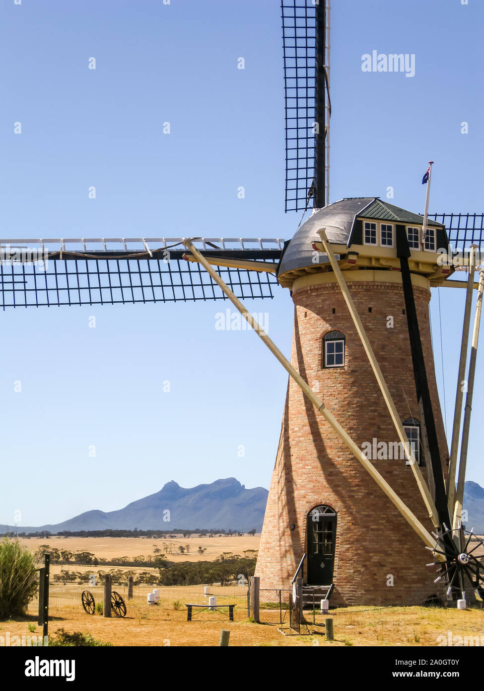 Historische Windmühle gegen den blauen Himmel, Stirling Range, Western Australia Stockfoto