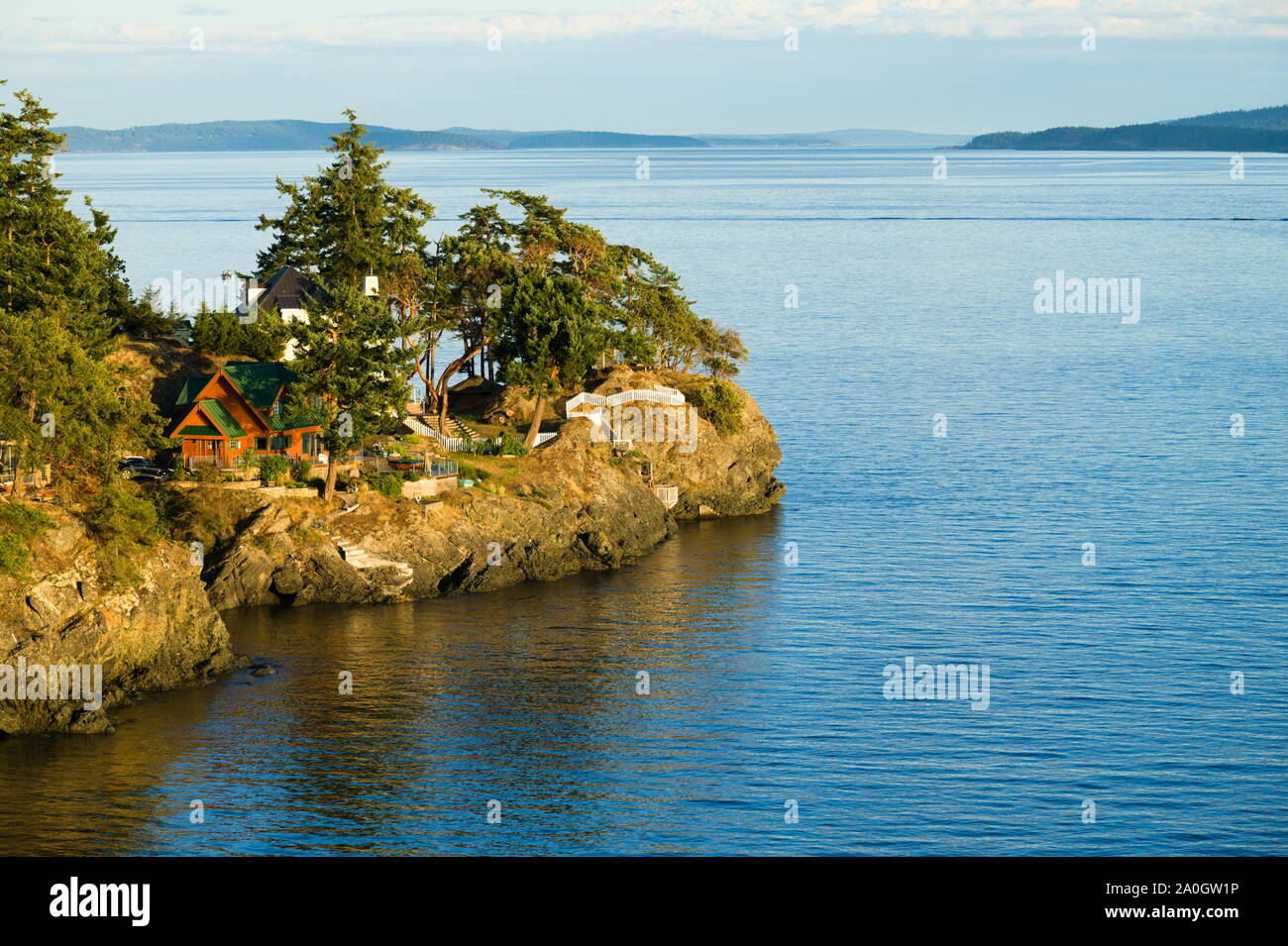 Blick auf den Swanson Channel von Trincomali auf North Pender Island, British Columbia, Kanada Stockfoto