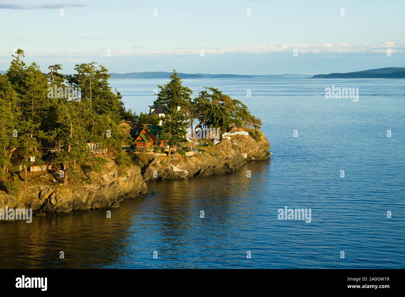 Blick auf den Swanson Channel von Trincomali auf North Pender Island, British Columbia, Kanada Stockfoto