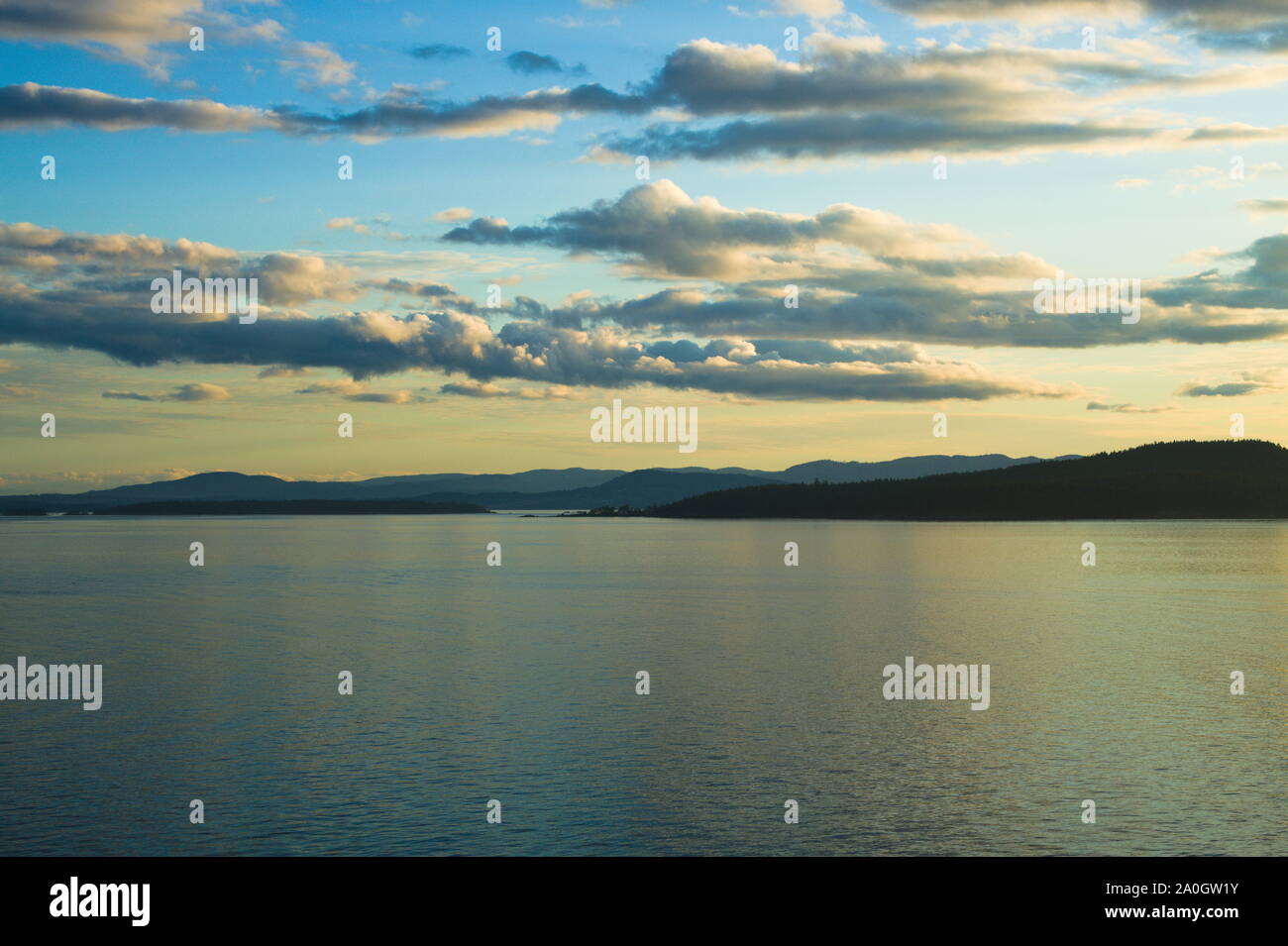 Blick auf den Swanson Channel von Trincomali auf North Pender Island, British Columbia, Kanada Stockfoto