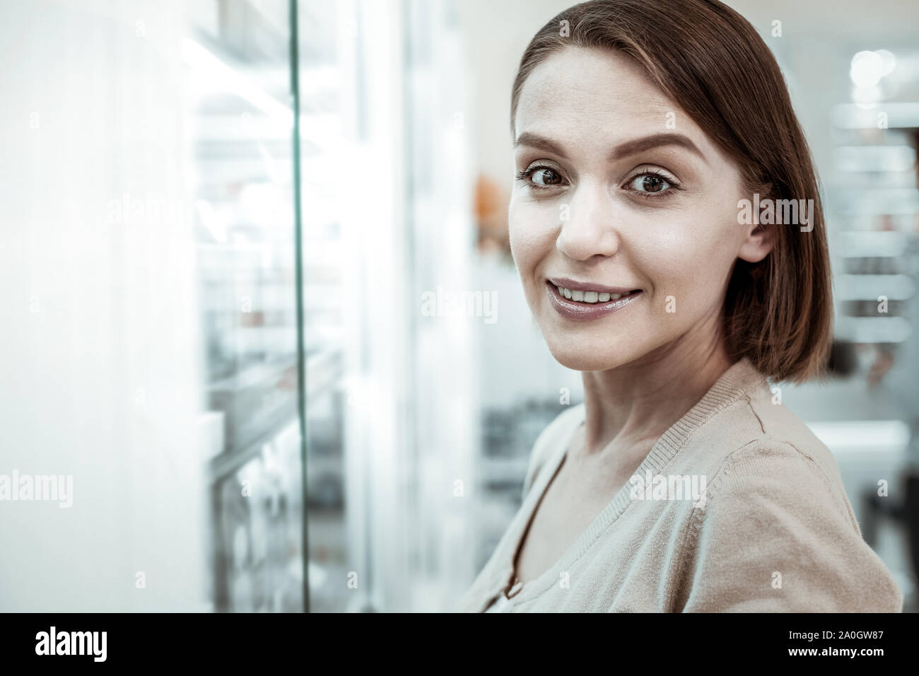 Eine nette kurzhaarige Frau friedlich in der Apotheke. Stockfoto