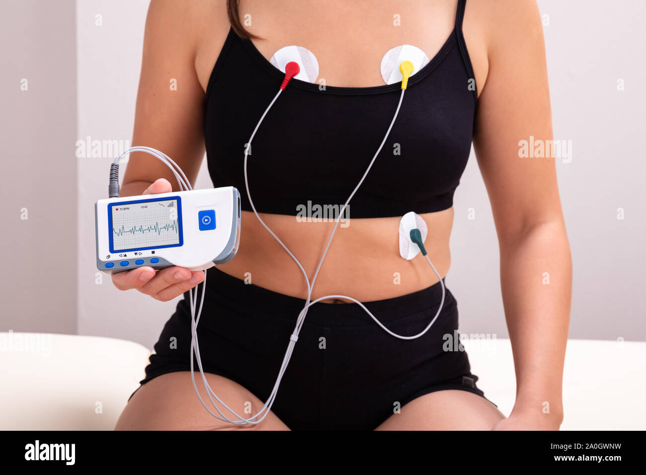 Frau Holter Monitor Gerät für die tägliche Überwachung der Ein Elektrokardiogramm Stockfoto