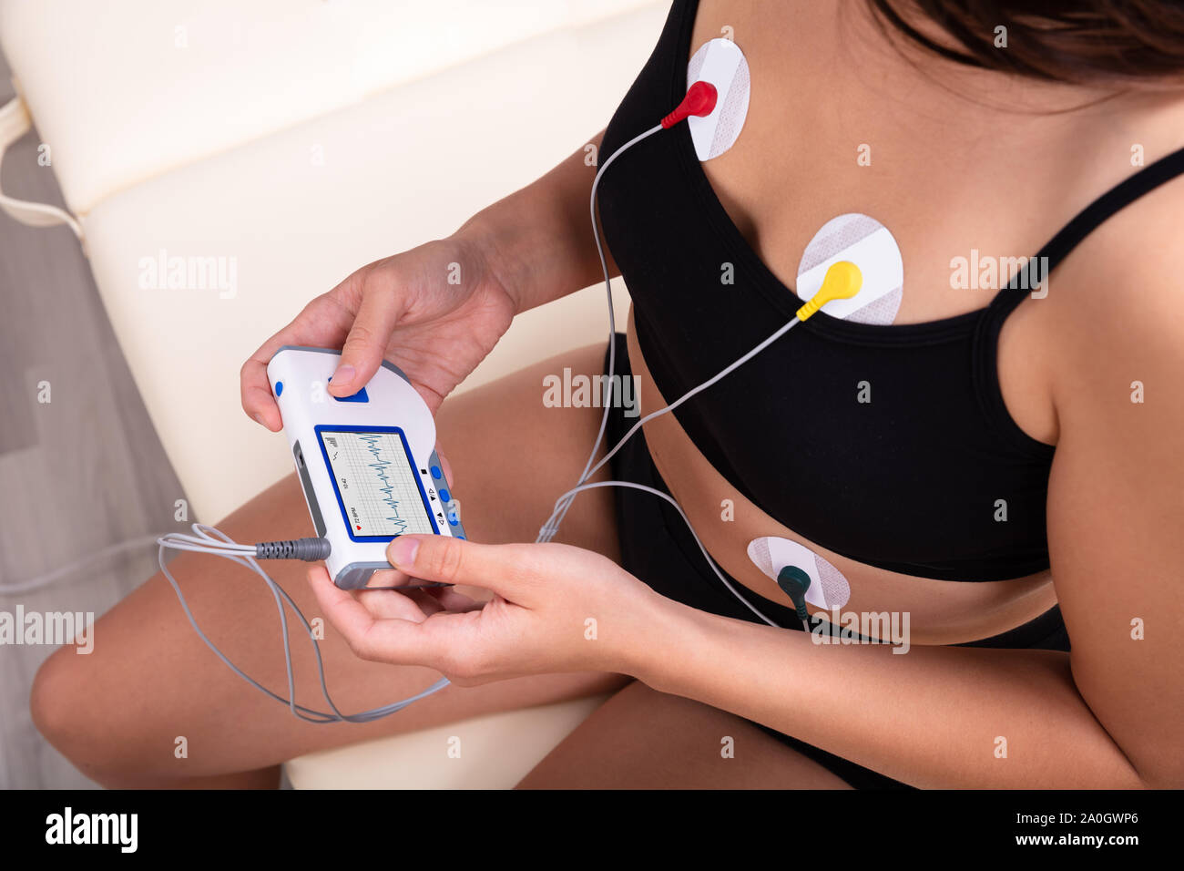 Frau Holter Monitor Gerät für die tägliche Überwachung der Ein Elektrokardiogramm Stockfoto