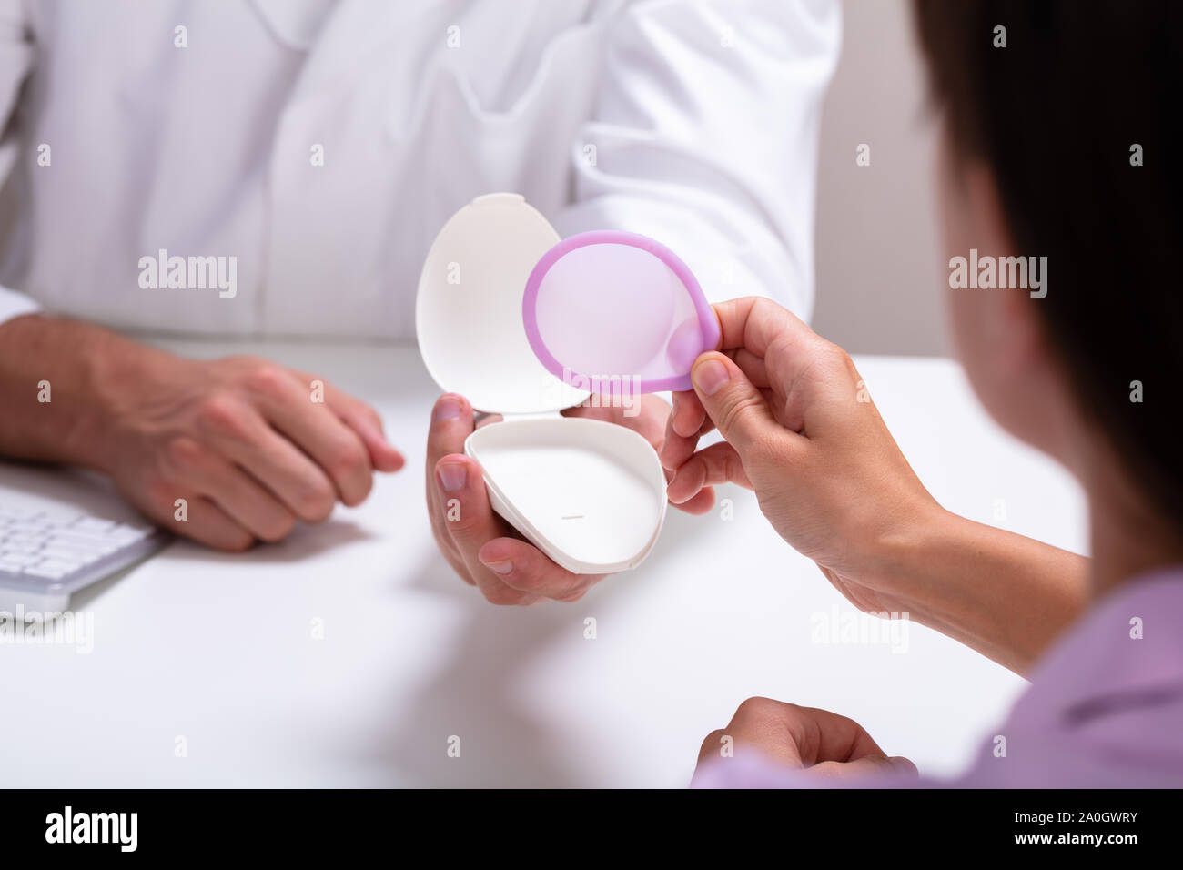 Frauenarzt Consulting Frau auf Membran Verhütung und Geburtenkontrolle Methode Stockfoto