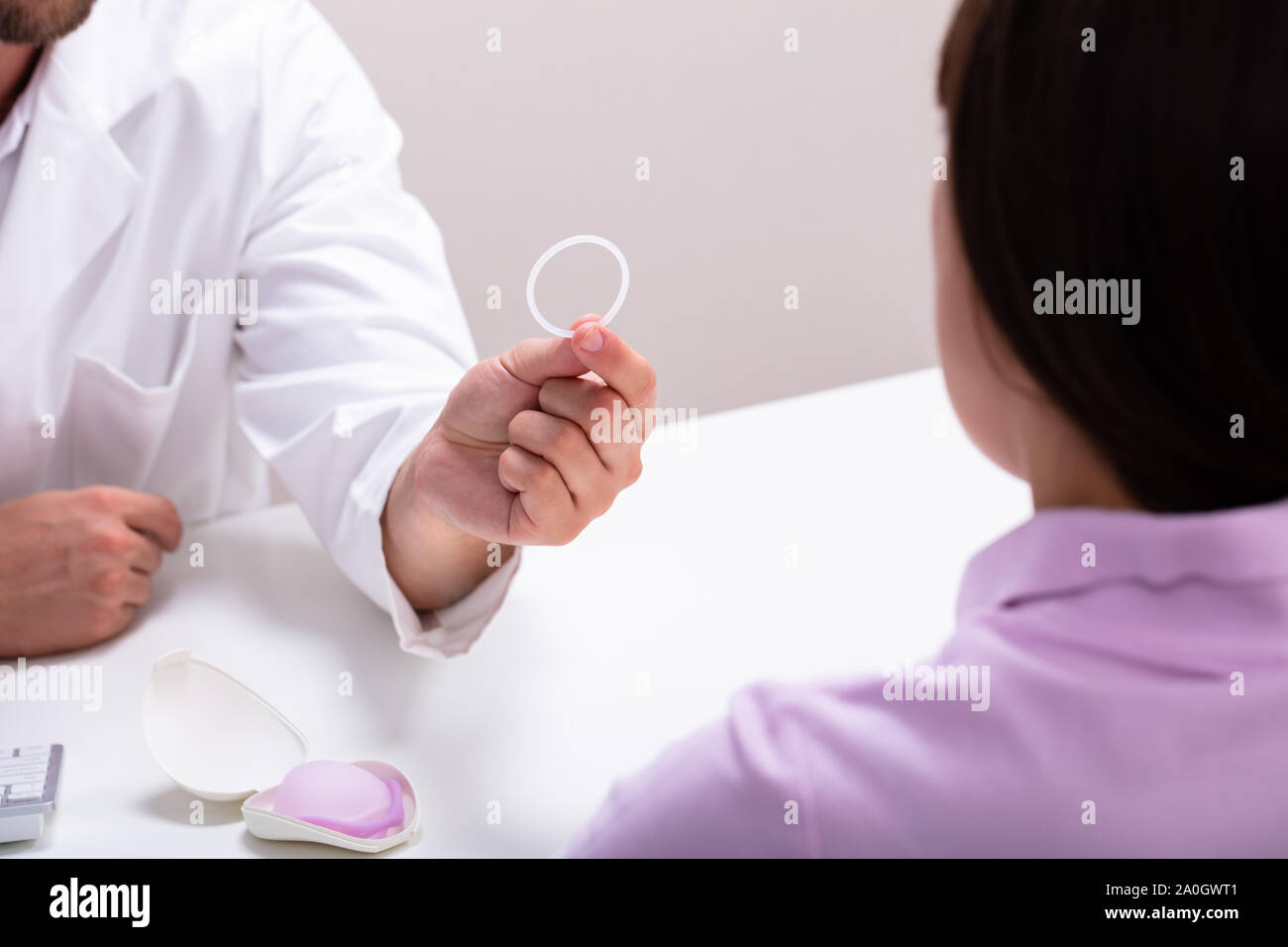 Frauenarzt zeigt Empfängnisverhütung Ring zur Frau und Erklären, Verhütung und Geburtenkontrolle Methoden Stockfoto