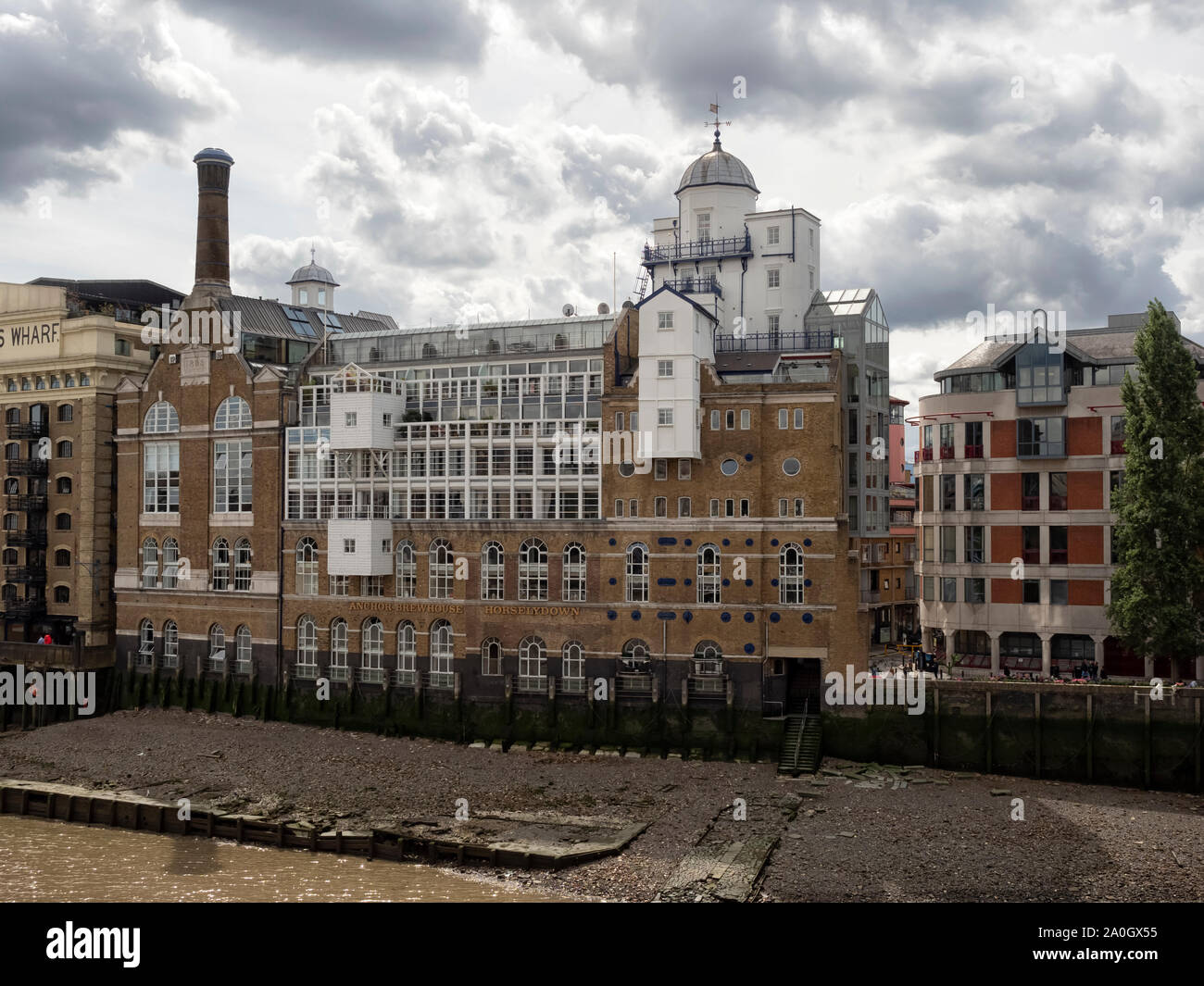 LONDON, Großbritannien - 17. AUGUST 2018: Das Anchor Brewhouse in Horseydown in Southwark wurde nun zu Wohnwohnungen umentwickelt Stockfoto