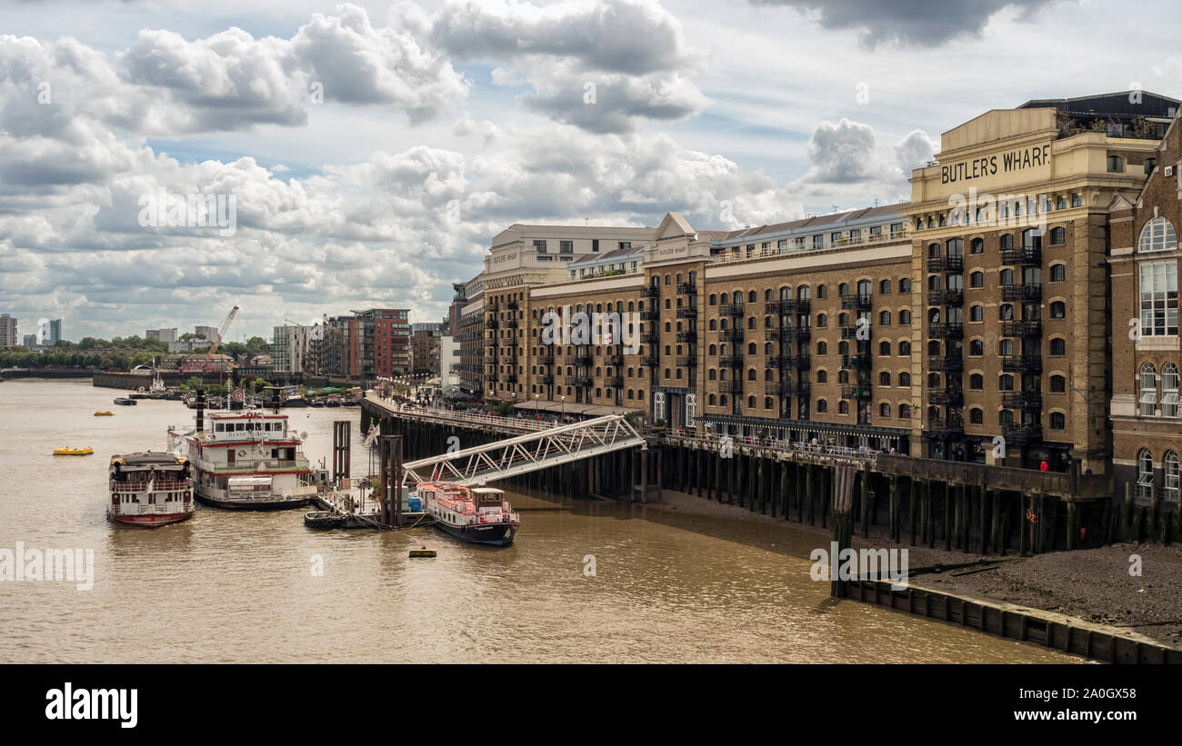 LONDON, Großbritannien - 17. AUGUST 2018: Außenansicht von Butlers Wharf an der Themse, jetzt in Wohnhäuser und Restaurants umbaut Stockfoto