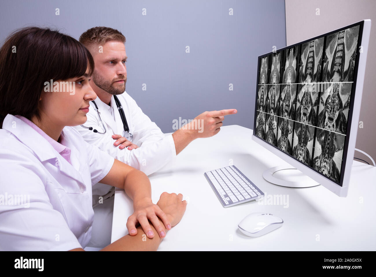 Ärzte bei einem MRT-Scan auf dem Computer suchen, in der Klinik ...